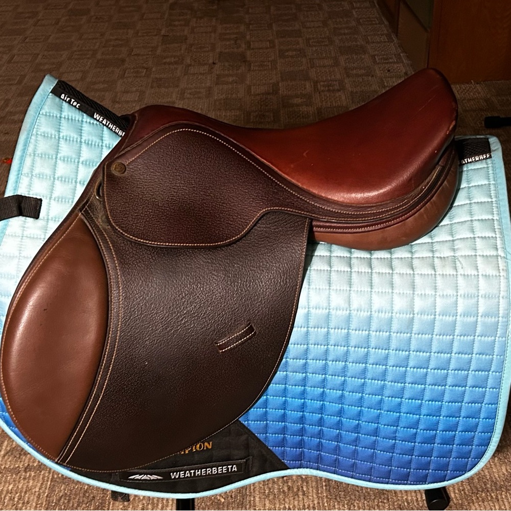 Nice 15” hunt/jump saddle